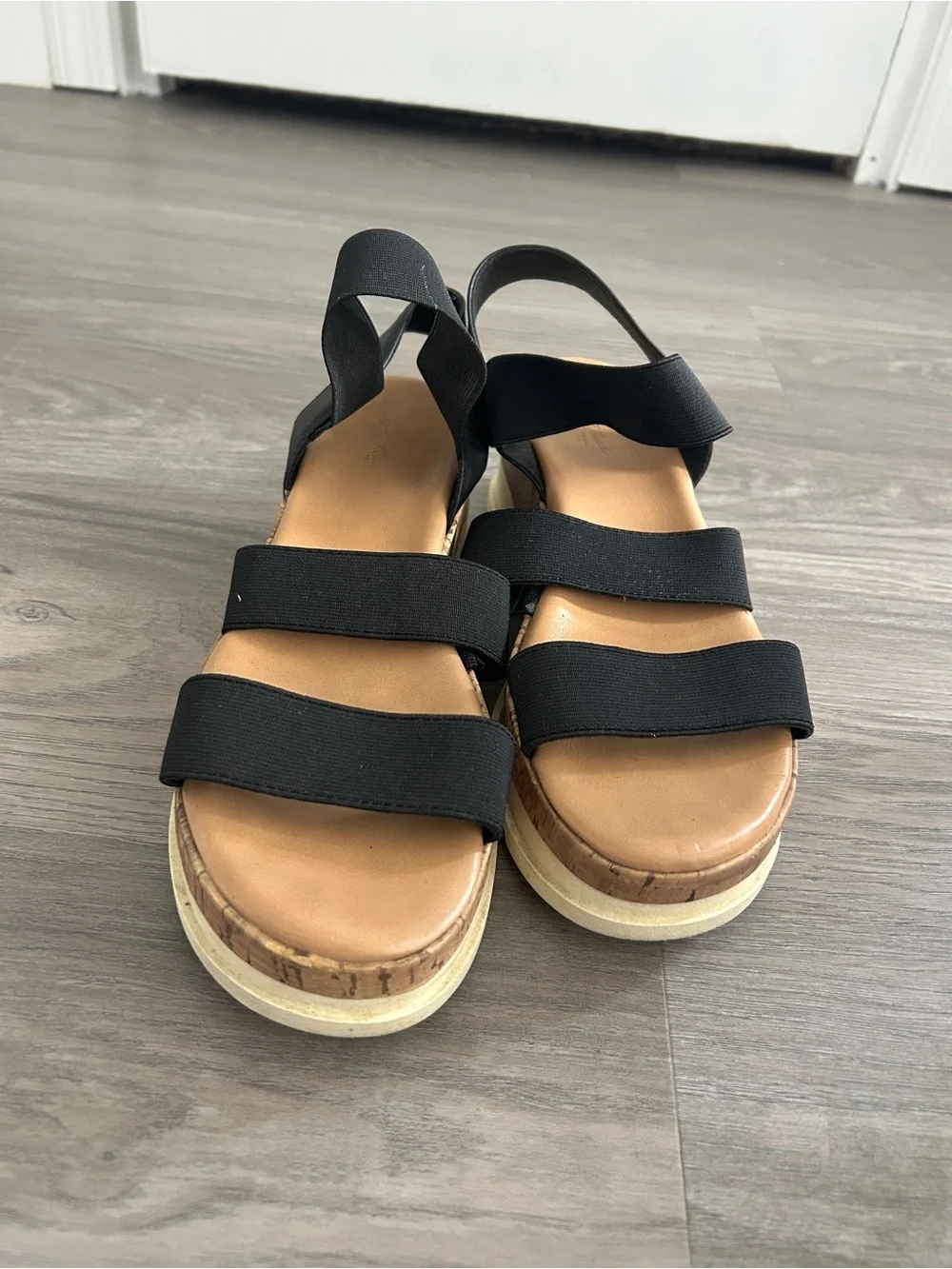 Universal Thread platform sandals